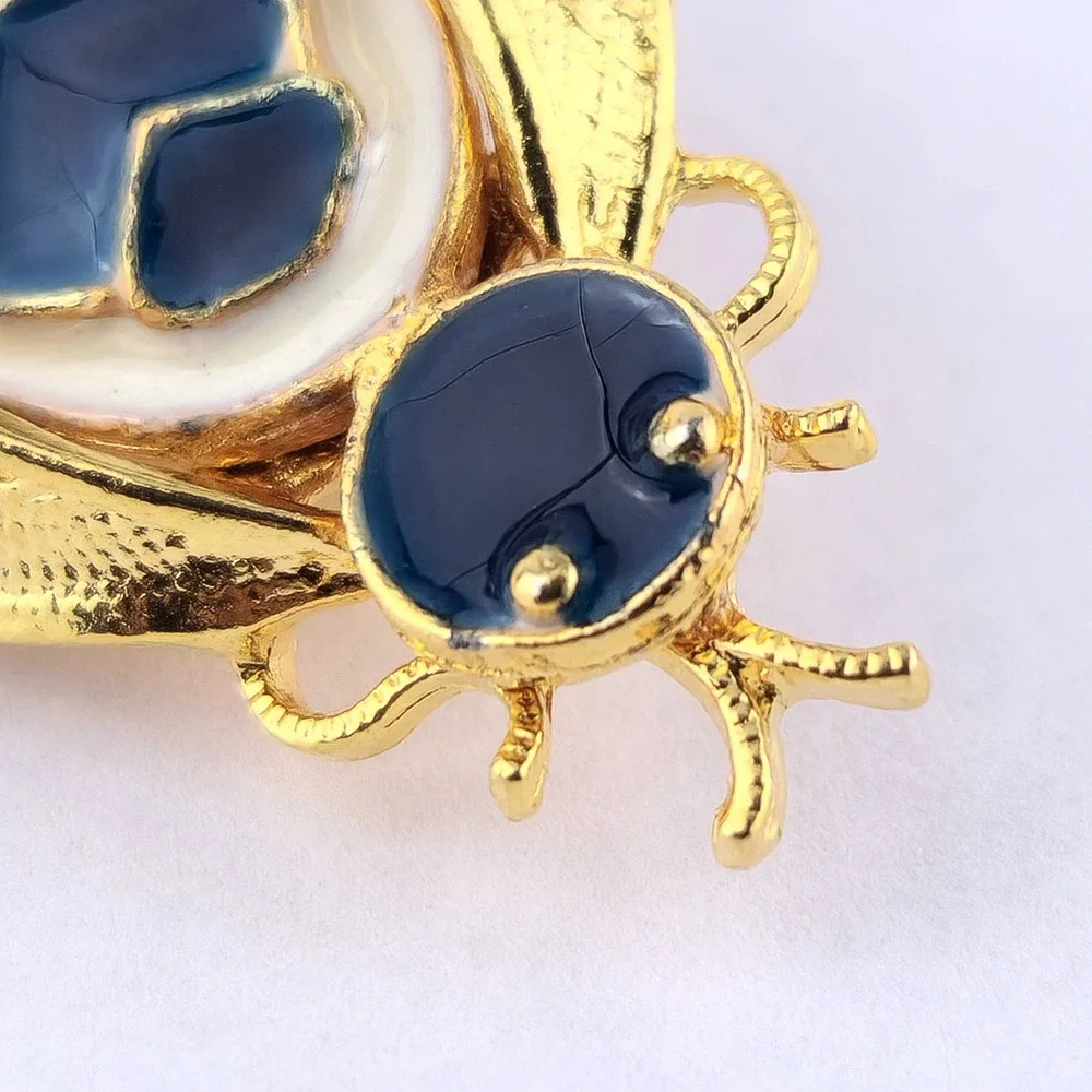 N/A bee brooch